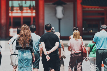 観光客の後姿 インバウンドイメージ