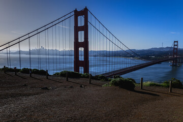 Obraz premium San Francisco Bay in the early morning with the Golden Gate Bridge visible.
