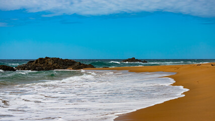 Obraz premium panorama of beautiful beach on the coast of pacific in deepwater national park near agnes water in queensland, australia