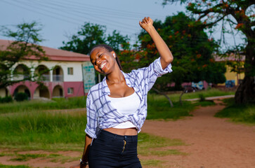 Obraz premium excited african lady outside- beautiful black woman