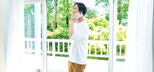 携帯で電話をかける日本人男性