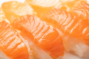 新鮮で美味しいトラウトサーモンと生サーモンの握り寿司