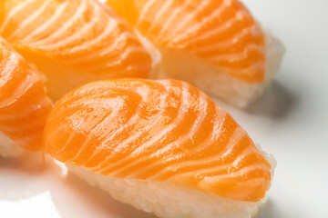 新鮮で美味しいトラウトサーモンと生サーモンのお鮨