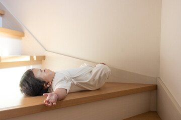 階段に落ちた赤ちゃんのイメージ（生後5か月、日本人、男の子）