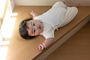 Obraz na płótnie Canvas 階段に落ちた赤ちゃんのイメージ（生後5か月、日本人、男の子）