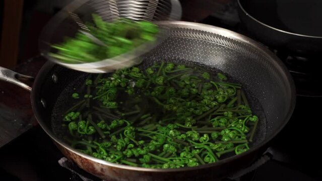Cooking process of Northeast seasonal stir-fried vegetables with mountain bracken and fried meat