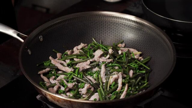 Cooking process of Northeast seasonal stir-fried vegetables with mountain bracken and fried meat