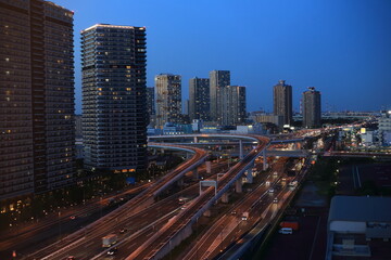 Fototapeta na wymiar 東京都江東区有明周辺の高層ビル群と湾岸道路の夕景