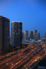 Fototapeta na wymiar 東京都江東区有明周辺の高層ビル群と湾岸道路の夕景