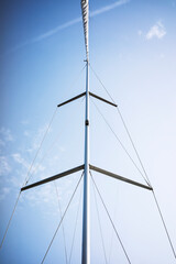 Obraz premium Sail Mast and spreader details from a sailboat