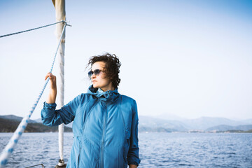 Naklejka premium Woman sailing on a windy day