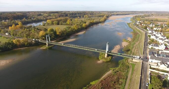 Pont enjambant la Loire entre Les Rosiers sur Loire et Gennes , Maine et Loire