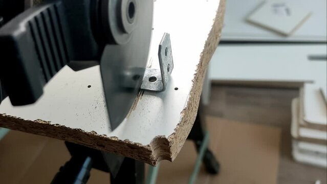 The master cuts a metal corner with a multi tool renovator