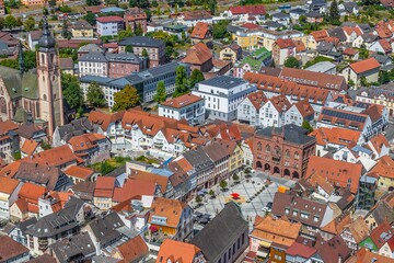 Fototapeta na wymiar Ausblick auf demn Marktplatz und die Innenstadt von Tauberbischofsheim aus der Luft 