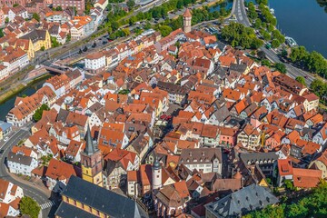 Die reizvolle, historische Altstadt von Werthaim zwischen Main und Tauber von oben
