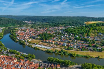 Ausblick auf den beschaulichen Ort Kreuzwertheim am bayerischen Main-Ufer
