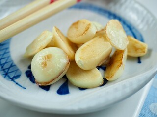 유기농 마늘 구이와 젓가락, 음식