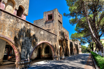 Die Fassade eines baufälligen, verlassenen Hauses, des Eleousa Sanatoriums auf der grischischen Insel Kreta
