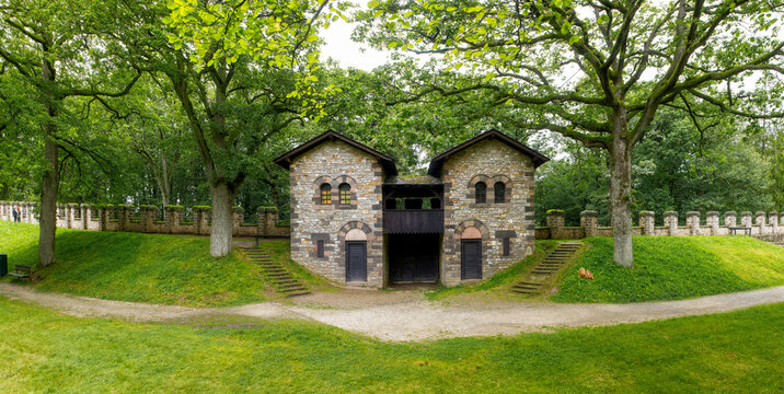 Rekonstruktion eines durch zwei Wacht&uuml;rme gesicherten Tores im Limeskastell "Saalburg", im Taunus, Hessen, Deutschland