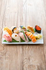 皿に盛った握り寿司
