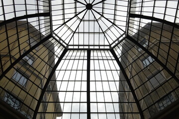 D^me en verre d'un passage couvert à Milan