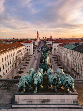 Siegestor M&uuml;nchen bei Sonnenuntergang aus der Luft