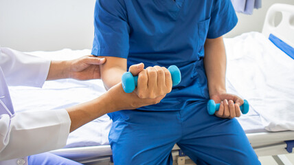 Obraz premium Professional therapist stretching Patients with muscular disease, rehabilitation and treatment of physiological disorders according to the concept of a physiotherapist.