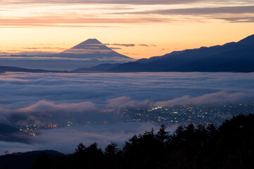 高ボッチ高原からの富士山と雲海とちょっぴり夜景 - obrazy, fototapety, plakaty