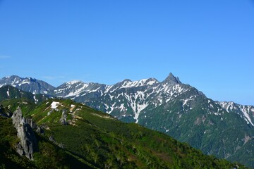 Fototapeta na wymiar 表銀座の稜線から望む残雪の槍ヶ岳