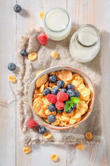 Fresh and delicious cornflakes made of raspberries and blueberries.
