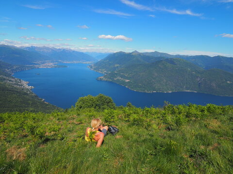 Frau genießt den Blick auf Lago Maggiore
