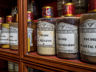 Old pharmacy. Drug banks. Arnica, staphysagria and other medicines for the treatment of diseases