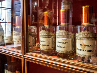 Old pharmacy. Drug banks. Arnica, staphysagria and other medicines for the treatment of diseases