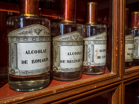 Old pharmacy. Drug banks. Arnica, staphysagria and other medicines for the treatment of diseases