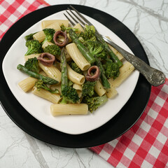 Piatto di pasta con broccolo, asparagi e acciughe