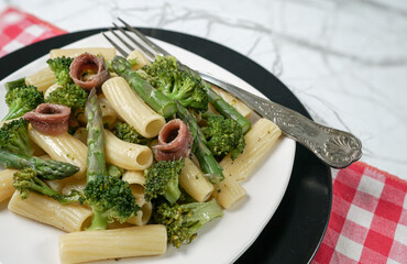 Piatto di pasta con broccolo, asparagi e acciughe