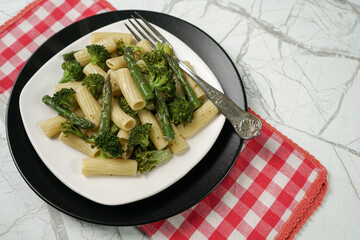 Pasta con broccolo, e asparagi