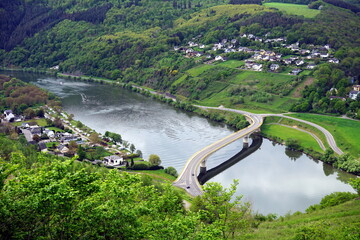 Herrliches Panorama an der Mosel mit grandioser Landschaft und moderner Brücke zwischen Berg und...