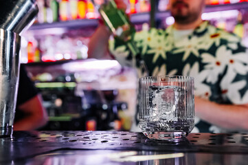 man hand bartender making cocktail in glass on the bar counter