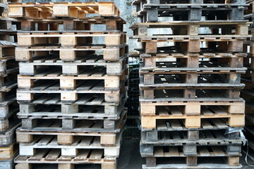 Gestapelte alte Europaletten aus Holz auf dem Hof eines Winzer in Traben-Trarbach an der Mosel im...