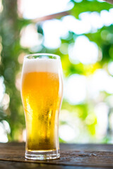 タンブラーグラスにビールを注ぐ