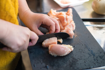 鶏肉を切る
