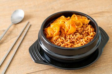 Korean instant noodles with dumplings