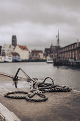 Seil im Alten Hafen von Wismar bei Regenwetter