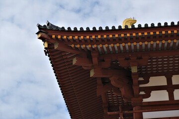 Fototapeta na wymiar 奈良、平城宮跡，歴史公園、日本古来の建築物、伝統的な建築物、木造、青い空、白い雲