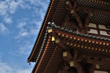 奈良、平城宮跡，歴史公園、日本古来の建築物、伝統的な建築物、木造、青い空、白い雲