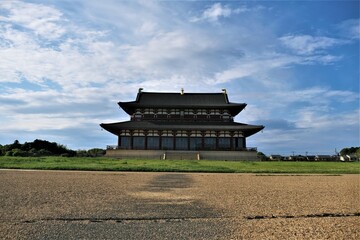 奈良、平城宮跡，歴史公園、日本古来の建築物、伝統的な建築物、木造、青い空、白い雲