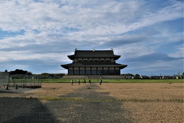 奈良、平城宮跡，歴史公園、日本古来の建築物、伝統的な建築物、木造、青い空、白い雲