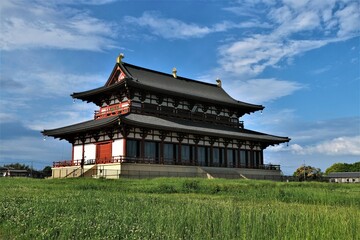奈良、平城宮跡，歴史公園、日本古来の建築物、伝統的な建築物、木造、青い空、白い雲
