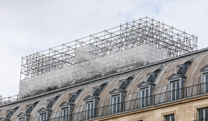 Un échafaudage installé sur un bâtiment pour une rénovation. 